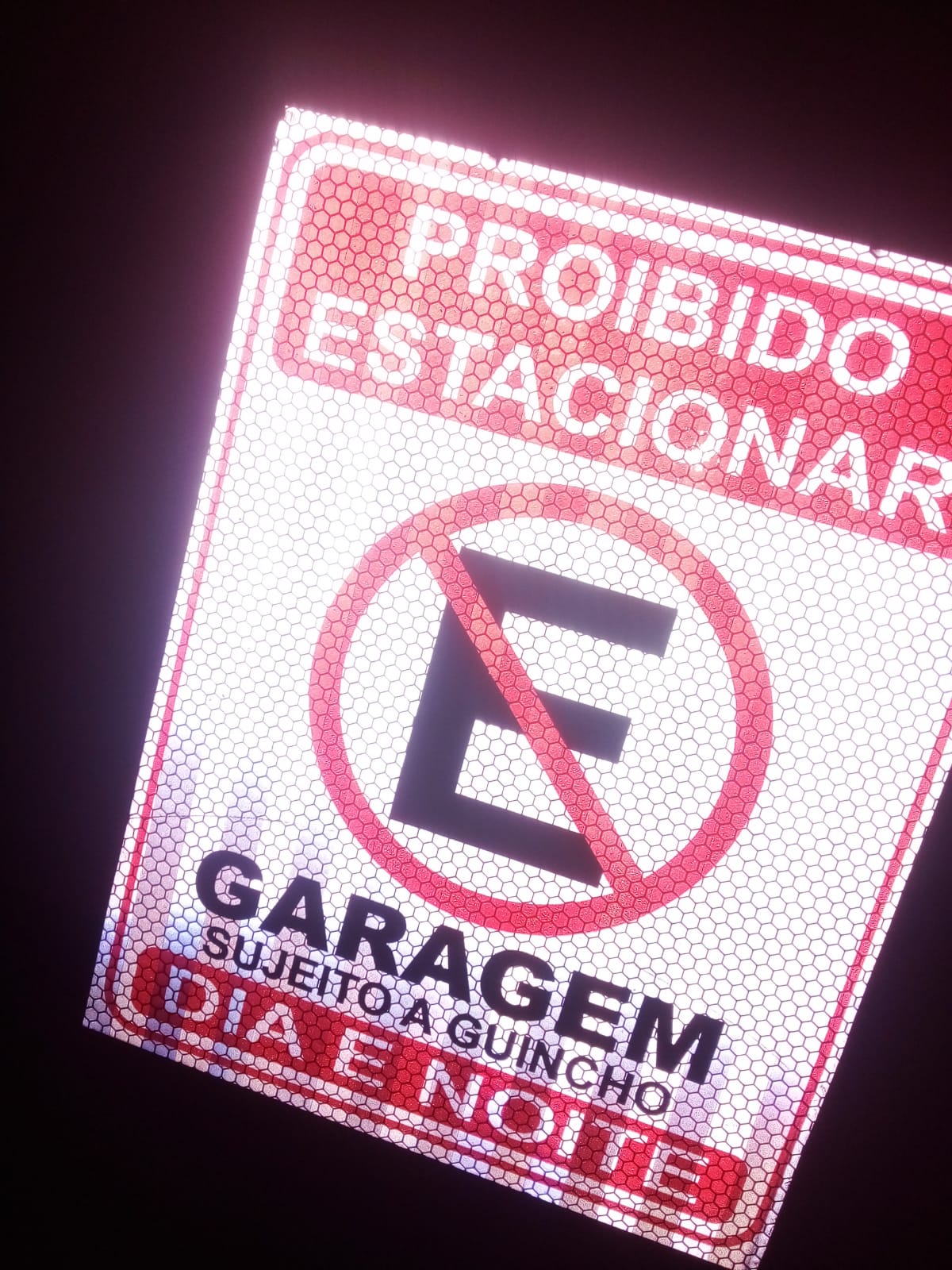 Placas de sinalização com tinta fluorescente
